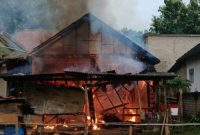 Foto: Kondisi rumah warga di Dusun Kambata, Desa Kangayan, Kecamatan Kangayan, Kabupaten Sumenep, yang hangus terbakar, Selasa (24/3/2026) pagi. Kebakaran diduga dipicu uap bensin yang tersambar api dari tungku masak.