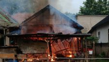 Foto: Kondisi rumah warga di Dusun Kambata, Desa Kangayan, Kecamatan Kangayan, Kabupaten Sumenep, yang hangus terbakar, Selasa (24/3/2026) pagi. Kebakaran diduga dipicu uap bensin yang tersambar api dari tungku masak.
