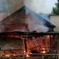 Foto: Kondisi rumah warga di Dusun Kambata, Desa Kangayan, Kecamatan Kangayan, Kabupaten Sumenep, yang hangus terbakar, Selasa (24/3/2026) pagi. Kebakaran diduga dipicu uap bensin yang tersambar api dari tungku masak.