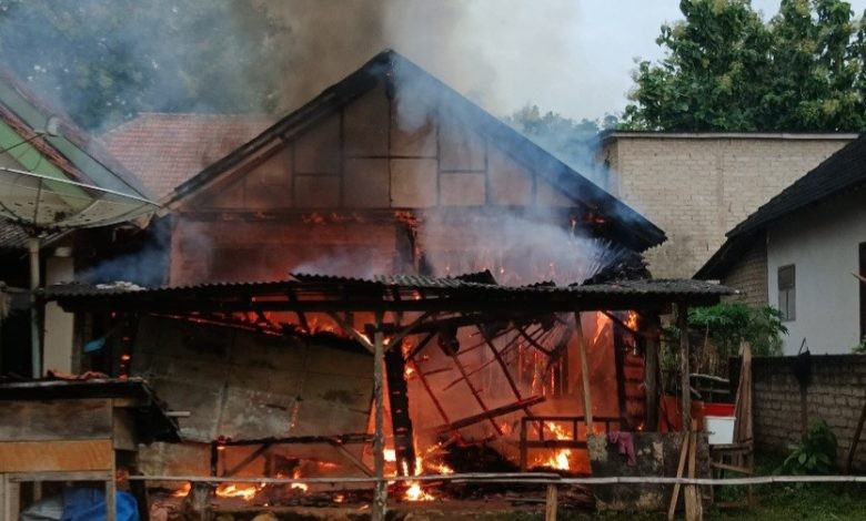 Foto: Kondisi rumah warga di Dusun Kambata, Desa Kangayan, Kecamatan Kangayan, Kabupaten Sumenep, yang hangus terbakar, Selasa (24/3/2026) pagi. Kebakaran diduga dipicu uap bensin yang tersambar api dari tungku masak.