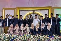 Foto: Pengasuh Pondok Pesantren Aqidah Usymuni bersama para santri saat kegiatan Halal Bihalal dan Silaturahmi Alumni di Pulau Giliyang, Kecamatan Dungkek, Kabupaten Sumenep, Senin (23/3/2026).