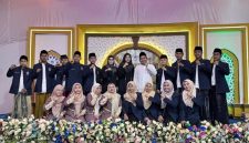 Foto: Pengasuh Pondok Pesantren Aqidah Usymuni bersama para santri saat kegiatan Halal Bihalal dan Silaturahmi Alumni di Pulau Giliyang, Kecamatan Dungkek, Kabupaten Sumenep, Senin (23/3/2026).