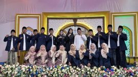 Foto: Pengasuh Pondok Pesantren Aqidah Usymuni bersama para santri saat kegiatan Halal Bihalal dan Silaturahmi Alumni di Pulau Giliyang, Kecamatan Dungkek, Kabupaten Sumenep, Senin (23/3/2026).