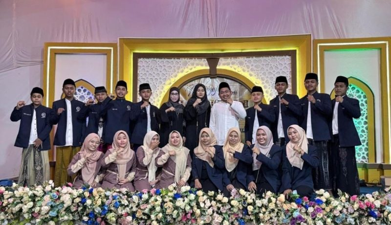 Foto: Pengasuh Pondok Pesantren Aqidah Usymuni bersama para santri saat kegiatan Halal Bihalal dan Silaturahmi Alumni di Pulau Giliyang, Kecamatan Dungkek, Kabupaten Sumenep, Senin (23/3/2026).