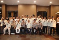 Foto: Kapolres Sumenep, AKBP Anang Hardiyanto, bersama jajaran pejabat utama Polres dan anggota Persaudaraan Kepala Desa Indonesia (PKDI) Kabupaten Sumenep saat mengikuti kegiatan ngopi bersama dan halal bihalal di Desa Kolor, Kecamatan Kota Sumenep, Kamis (26/3/2026) malam. Dokumentasi RADAR9.ID/Istimewa.
