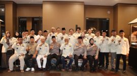 Foto: Kapolres Sumenep, AKBP Anang Hardiyanto, bersama jajaran pejabat utama Polres dan anggota Persaudaraan Kepala Desa Indonesia (PKDI) Kabupaten Sumenep saat mengikuti kegiatan ngopi bersama dan halal bihalal di Desa Kolor, Kecamatan Kota Sumenep, Kamis (26/3/2026) malam. Dokumentasi RADAR9.ID/Istimewa.