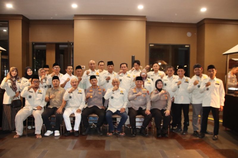 Foto: Kapolres Sumenep, AKBP Anang Hardiyanto, bersama jajaran pejabat utama Polres dan anggota Persaudaraan Kepala Desa Indonesia (PKDI) Kabupaten Sumenep saat mengikuti kegiatan ngopi bersama dan halal bihalal di Desa Kolor, Kecamatan Kota Sumenep, Kamis (26/3/2026) malam. Dokumentasi RADAR9.ID/Istimewa.