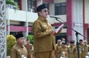 Foto: Wakil Bupati Sumenep, KH. Imam Hasyim, S.H., M.H., saat memimpin apel rutin Aparatur Sipil Negara (ASN) di halaman Kantor Pemerintah Kabupaten Sumenep.