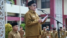 Foto: Wakil Bupati Sumenep, KH. Imam Hasyim, S.H., M.H., saat memimpin apel rutin Aparatur Sipil Negara (ASN) di halaman Kantor Pemerintah Kabupaten Sumenep.