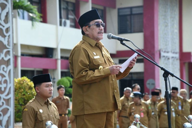 Foto: Wakil Bupati Sumenep, KH. Imam Hasyim, S.H., M.H., saat memimpin apel rutin Aparatur Sipil Negara (ASN) di halaman Kantor Pemerintah Kabupaten Sumenep.