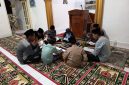 Foto Istimewa: Kebersamaan Remaja Masjid (Remas) bersama Ustadz Ainur saat menghidupkan malam Ramadhan dengan tadarus Al-Qur’an di Masjid Husnul Khatimah, Dusun Cekkor. Dok. RADAR9.ID/Pimpinan Redaksi.