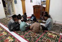 Foto Istimewa: Kebersamaan Remaja Masjid (Remas) bersama Ustadz Ainur saat menghidupkan malam Ramadhan dengan tadarus Al-Qur’an di Masjid Husnul Khatimah, Dusun Cekkor. Dok. RADAR9.ID/Pimpinan Redaksi.