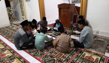 Foto Istimewa: Kebersamaan Remaja Masjid (Remas) bersama Ustadz Ainur saat menghidupkan malam Ramadhan dengan tadarus Al-Qur’an di Masjid Husnul Khatimah, Dusun Cekkor. Dok. RADAR9.ID/Pimpinan Redaksi.