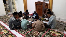 Foto Istimewa: Kebersamaan Remaja Masjid (Remas) bersama Ustadz Ainur saat menghidupkan malam Ramadhan dengan tadarus Al-Qur’an di Masjid Husnul Khatimah, Dusun Cekkor. Dok. RADAR9.ID/Pimpinan Redaksi.
