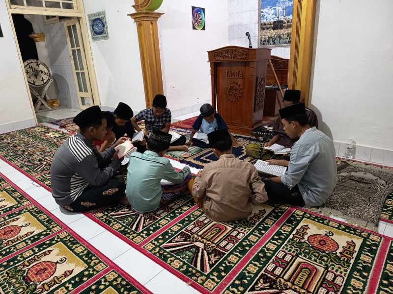 Foto Istimewa: Kebersamaan Remaja Masjid (Remas) bersama Ustadz Ainur saat menghidupkan malam Ramadhan dengan tadarus Al-Qur’an di Masjid Husnul Khatimah, Dusun Cekkor. Dok. RADAR9.ID/Pimpinan Redaksi.
