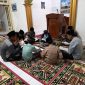 Foto Istimewa: Kebersamaan Remaja Masjid (Remas) bersama Ustadz Ainur saat menghidupkan malam Ramadhan dengan tadarus Al-Qur’an di Masjid Husnul Khatimah, Dusun Cekkor. Dok. RADAR9.ID/Pimpinan Redaksi.