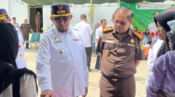 Foto: Bupati Sumenep bersama Kepala Kejaksaan Negeri Sumenep meninjau langsung pelaksanaan bazar murah Ramadan di halaman Kantor Kejari Sumenep. Dok. RADAR9.ID