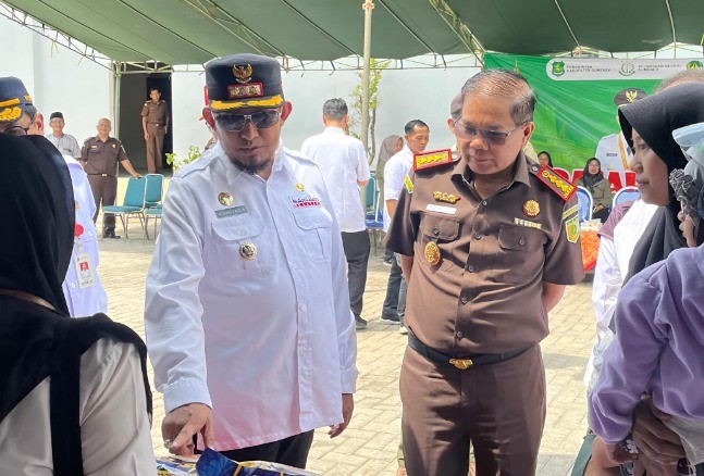 Foto: Bupati Sumenep bersama Kepala Kejaksaan Negeri Sumenep meninjau langsung pelaksanaan bazar murah Ramadan di halaman Kantor Kejari Sumenep. Dok. RADAR9.ID