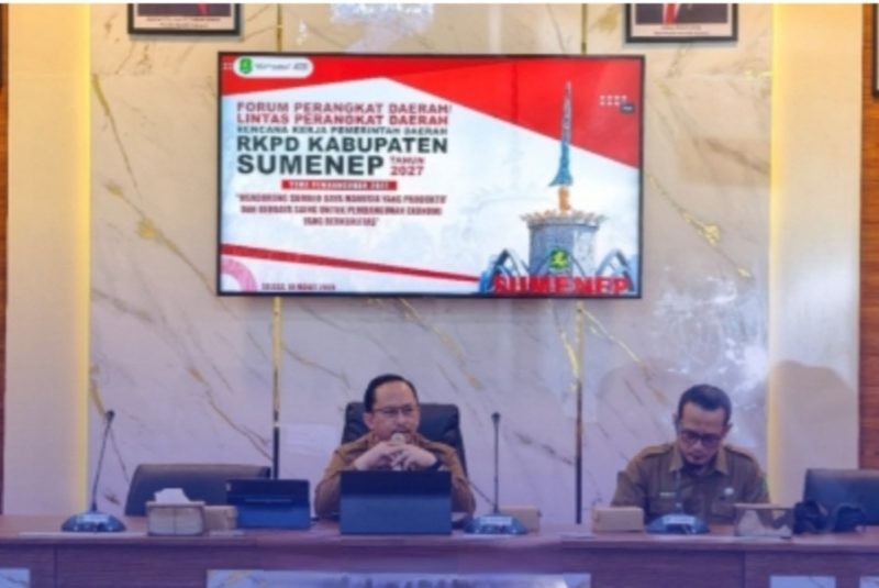 Foto: Kepala Badan Perencanaan Pembangunan Daerah Kabupaten Sumenep, Arif Firmanto memimpin rapat Desk pemenuhan data dukung Proyek Strategis Nasional (PSN) bersama sejumlah OPD di Ruang Rapat Potre Koneng Bappeda Sumenep, Kamis (12/3/2026), guna memastikan sinkronisasi program pembangunan daerah dengan agenda prioritas pemerintah pusat. Dok. RADAR9.ID