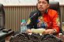 Foto: Ketua DPRD Sumenep, H. Zainal Arifin, saat berada di ruang kerjanya menyoroti berbagai persoalan dalam pelaksanaan Program Makan Bergizi Gratis (MBG) di sejumlah SPPG di Kabupaten Sumenep. Dokumentasi RADAR9.ID.