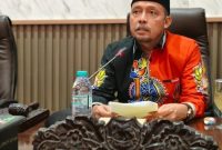 Foto: Ketua DPRD Sumenep, H. Zainal Arifin, saat berada di ruang kerjanya menyoroti berbagai persoalan dalam pelaksanaan Program Makan Bergizi Gratis (MBG) di sejumlah SPPG di Kabupaten Sumenep. Dokumentasi RADAR9.ID.