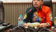 Foto: Ketua DPRD Sumenep, H. Zainal Arifin, saat berada di ruang kerjanya menyoroti berbagai persoalan dalam pelaksanaan Program Makan Bergizi Gratis (MBG) di sejumlah SPPG di Kabupaten Sumenep. Dokumentasi RADAR9.ID.