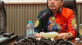 Foto: Ketua DPRD Sumenep, H. Zainal Arifin, saat berada di ruang kerjanya menyoroti berbagai persoalan dalam pelaksanaan Program Makan Bergizi Gratis (MBG) di sejumlah SPPG di Kabupaten Sumenep. Dokumentasi RADAR9.ID.