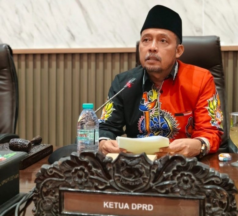 Foto: Ketua DPRD Sumenep, H. Zainal Arifin, saat berada di ruang kerjanya menyoroti berbagai persoalan dalam pelaksanaan Program Makan Bergizi Gratis (MBG) di sejumlah SPPG di Kabupaten Sumenep. Dokumentasi RADAR9.ID.