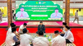 Foto: Bupati Sumenep bersama jajaran Disbudporapar dan pelaksana Sumenep Calendar of Event 2026 saat silaturrahim dan koordinasi agenda pariwisata di Pendopo Agung Keraton Sumenep. Dok. RADAR9.ID/Istimewa 