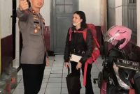 Foto: Kapolsek Bubutan saat berinteraksi dengan masyarakat yang menitipkan sepeda motor di Polsek Bubutan, Surabaya, dalam program penitipan kendaraan gratis menjelang mudik Lebaran. Dokumentasi RADAR9.ID.