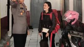 Foto: Kapolsek Bubutan saat berinteraksi dengan masyarakat yang menitipkan sepeda motor di Polsek Bubutan, Surabaya, dalam program penitipan kendaraan gratis menjelang mudik Lebaran. Dokumentasi RADAR9.ID.