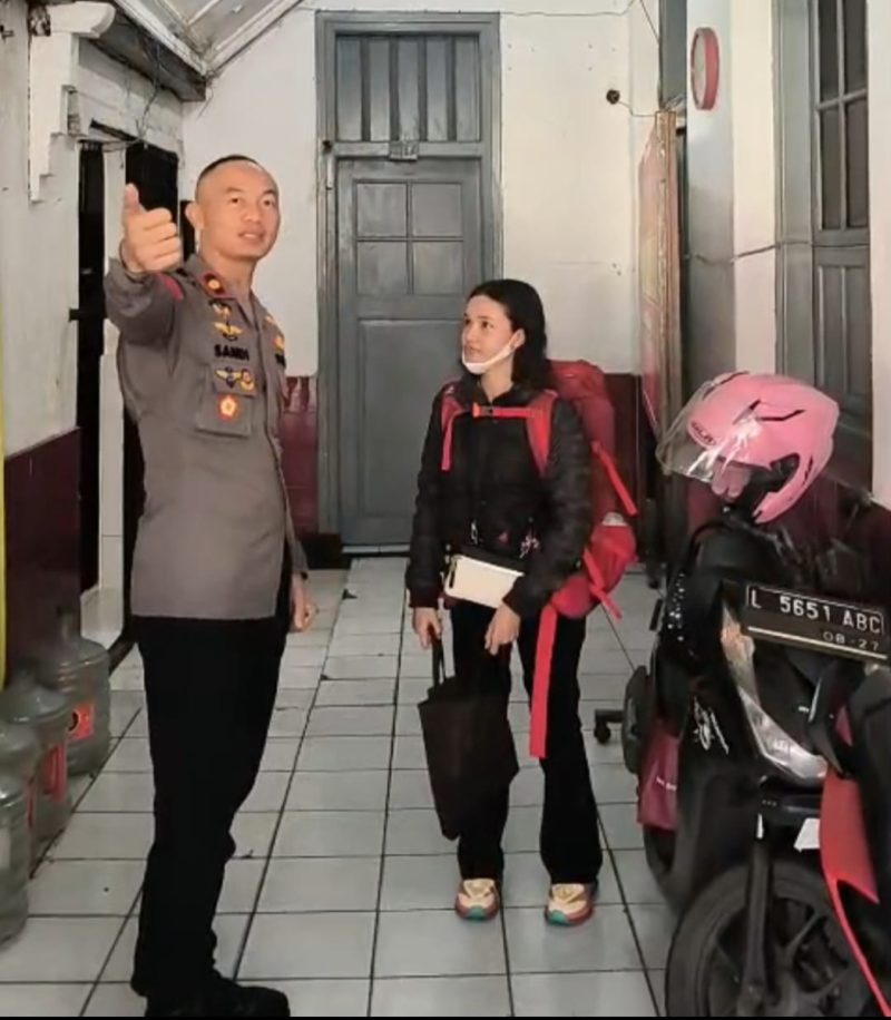 Foto: Kapolsek Bubutan saat berinteraksi dengan masyarakat yang menitipkan sepeda motor di Polsek Bubutan, Surabaya, dalam program penitipan kendaraan gratis menjelang mudik Lebaran. Dokumentasi RADAR9.ID.