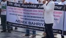 Foto: Ketua JSI, Igusty Madani, saat menggelar aksi demonstrasi di halaman depan Polda Jawa Timur, mengawal perjuangan seorang nenek bernama Bahriyah dalam menuntut haknya atas suatu perkara. Dokumentasi RADAR9.ID/Istimewa.