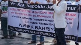 Foto: Ketua JSI, Igusty Madani, saat menggelar aksi demonstrasi di halaman depan Polda Jawa Timur, mengawal perjuangan seorang nenek bernama Bahriyah dalam menuntut haknya atas suatu perkara. Dokumentasi RADAR9.ID/Istimewa.