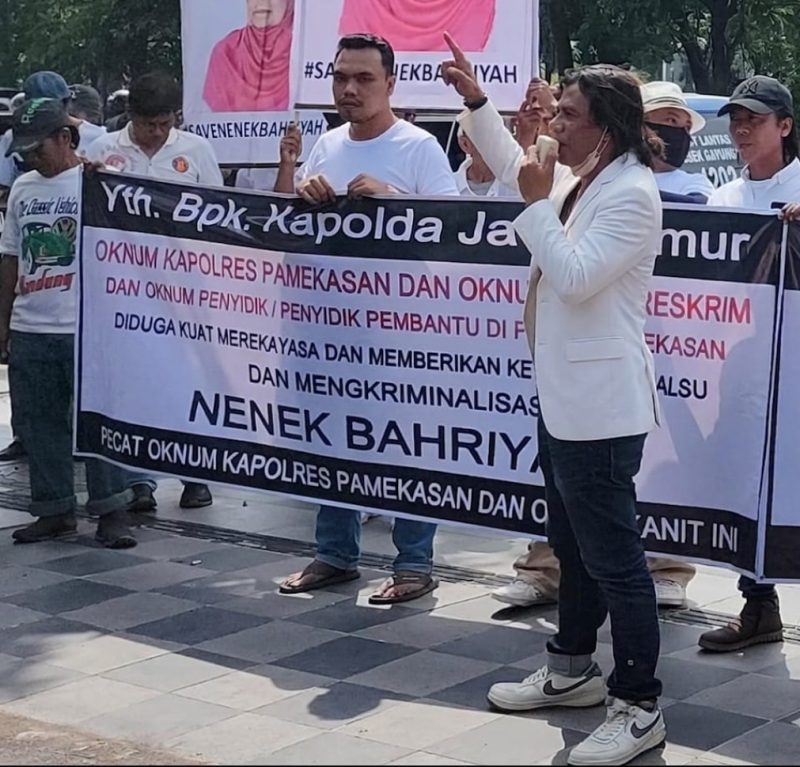 Foto: Ketua JSI, Igusty Madani, saat menggelar aksi demonstrasi di halaman depan Polda Jawa Timur, mengawal perjuangan seorang nenek bernama Bahriyah dalam menuntut haknya atas suatu perkara. Dokumentasi RADAR9.ID/Istimewa.