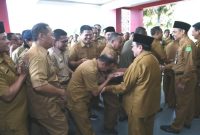 Foto: Wakil Bupati Sumenep, KH. Imam Hasyim, bersama jajaran pimpinan dan seluruh ASN di lingkungan Pemerintah Kabupaten Sumenep saat kegiatan halalbihalal pasca Idulfitri 1447 Hijriah di halaman Kantor Bupati Sumenep. Dok. RADAR9.ID/Redaksi.