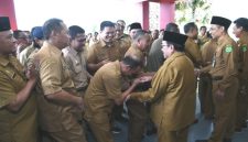 Foto: Wakil Bupati Sumenep, KH. Imam Hasyim, bersama jajaran pimpinan dan seluruh ASN di lingkungan Pemerintah Kabupaten Sumenep saat kegiatan halalbihalal pasca Idulfitri 1447 Hijriah di halaman Kantor Bupati Sumenep. Dok. RADAR9.ID/Redaksi.