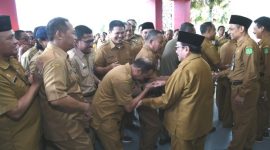 Foto: Wakil Bupati Sumenep, KH. Imam Hasyim, bersama jajaran pimpinan dan seluruh ASN di lingkungan Pemerintah Kabupaten Sumenep saat kegiatan halalbihalal pasca Idulfitri 1447 Hijriah di halaman Kantor Bupati Sumenep. Dok. RADAR9.ID/Redaksi.