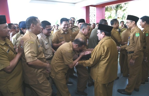 Foto: Wakil Bupati Sumenep, KH. Imam Hasyim, bersama jajaran pimpinan dan seluruh ASN di lingkungan Pemerintah Kabupaten Sumenep saat kegiatan halalbihalal pasca Idulfitri 1447 Hijriah di halaman Kantor Bupati Sumenep. Dok. RADAR9.ID/Redaksi.