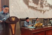 Foto: Saat Hairul Anwar menyampaikan pandangan Fraksi PAN dalam Rapat Paripurna DPRD Kabupaten Sumenep.