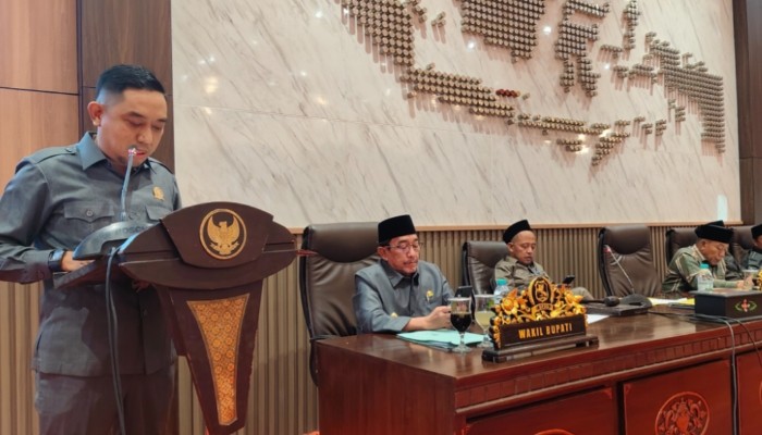 Foto: Saat Hairul Anwar menyampaikan pandangan Fraksi PAN dalam Rapat Paripurna DPRD Kabupaten Sumenep.