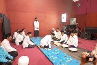 Foto: Sejumlah anggota Rebana Klasik Assalafiyah saat menjalani proses rekaman profesional Terbang Karatangan di OS Studio, Sumenep.