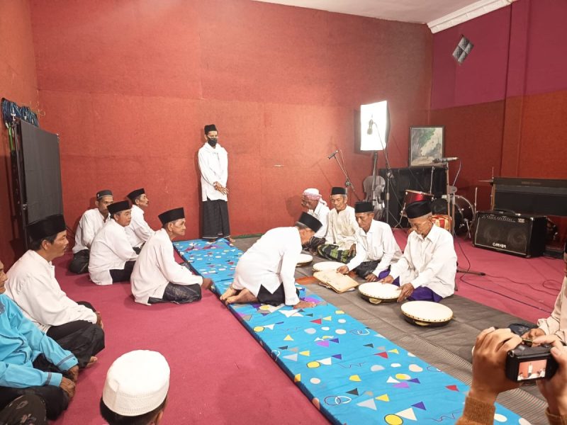 Foto: Sejumlah anggota Rebana Klasik Assalafiyah saat menjalani proses rekaman profesional Terbang Karatangan di OS Studio, Sumenep.