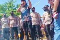 Foto: Igusty Madani, Ketua JSI, saat memimpin langsung aksi demonstrasi. 