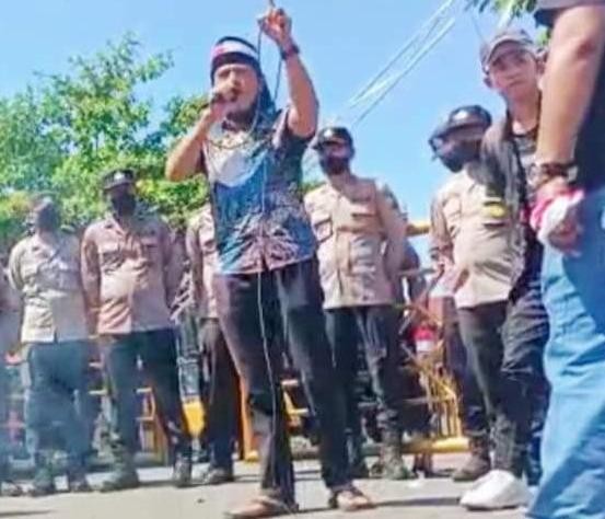 Foto: Igusty Madani, Ketua JSI, saat memimpin langsung aksi demonstrasi. 