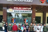 Foto: Ketua DPC LSM TRINUSA Pasuruan Raya bersama perwakilan TRINUSA Gresik dan Sidoarjo, didampingi korban serta awak media, saat berada di Mapolda Jawa Timur, Sabtu (4/4/2026). Dok. RADAR9.ID/Istimewa.