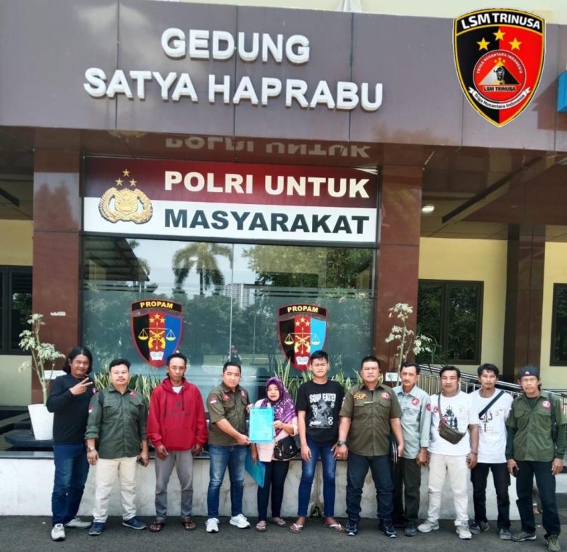 Foto: Ketua DPC LSM TRINUSA Pasuruan Raya bersama perwakilan TRINUSA Gresik dan Sidoarjo, didampingi korban serta awak media, saat berada di Mapolda Jawa Timur, Sabtu (4/4/2026). Dok. RADAR9.ID/Istimewa.