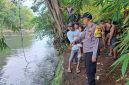 Foto: Petugas kepolisian bersama warga saat melakukan penanganan dan evakuasi korban di lokasi kejadian Sungai Setail, Banyuwangi.