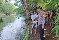 Foto: Petugas kepolisian bersama warga saat melakukan penanganan dan evakuasi korban di lokasi kejadian Sungai Setail, Banyuwangi.
