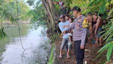 Foto: Petugas kepolisian bersama warga saat melakukan penanganan dan evakuasi korban di lokasi kejadian Sungai Setail, Banyuwangi.